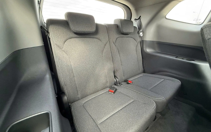 Ghế VinFast Limo Green nguyên bản là chất nỉ, dễ bám bụi, khó vệ sinh và nhanh xuống cấp 