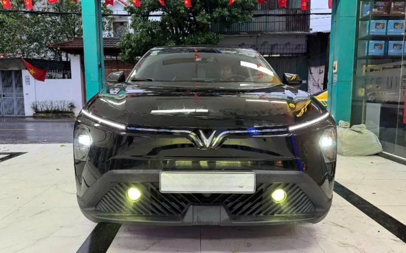 Đèn bi gầm 3 inch lắp phải khoan ốp cản trước của xe nhưng lại cho hiệu quả chiếu sáng cực kỳ tốt