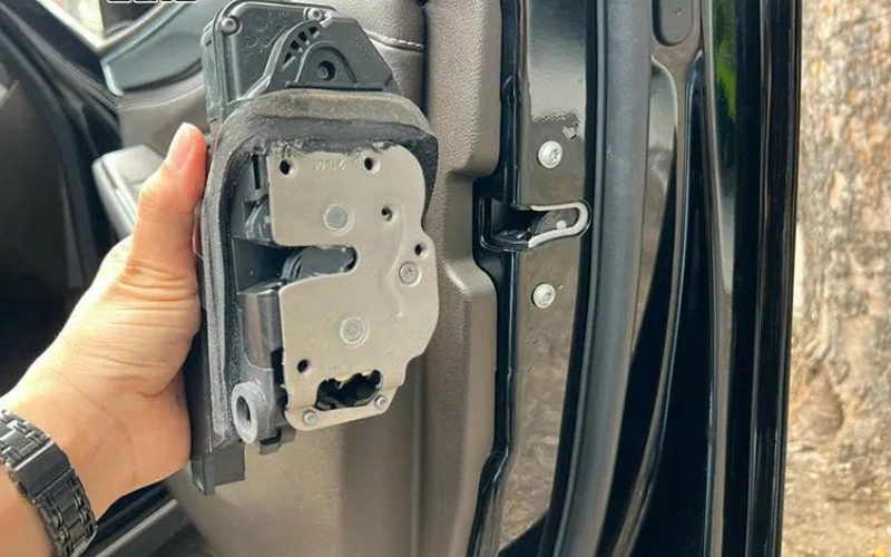 Cửa hít (Soft Close Door) là hệ thống khóa cửa thông minh chỉ cần đẩy nhẹ đến nấc đầu tiên, motor điện sẽ tự động “hít” cửa vào và đóng khít hoàn toàn