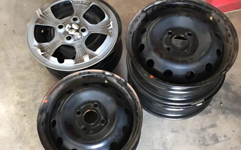 VinFast Limo Green chỉ được trang bị mâm thép kèm ốp nhựa 18 inch