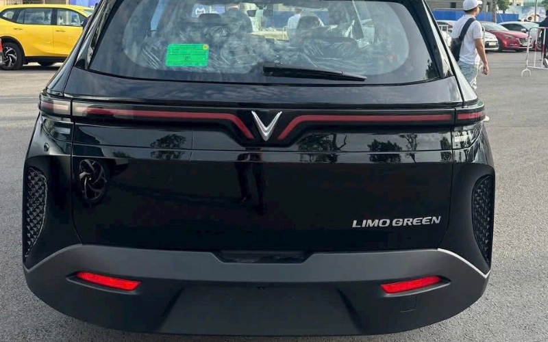 VinFast Limo Green không được trang bị sẵn cảm biến lùi hay camera lùi nên gây khó khăn khi lùi xe