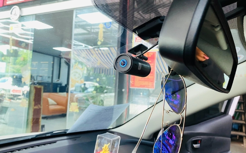 Camera hành trình 70mai M310 có thiết kế nhỏ gọn không cản trở tầm nhìn khi lái xe 