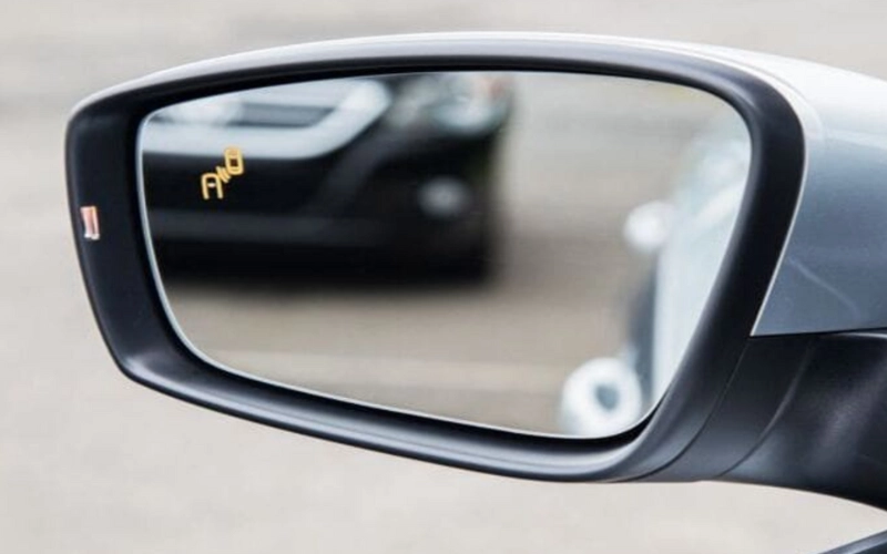 Lắp thêm hệ thống cảnh báo điểm mù Vinfast Limo Green giúp hạn chế tối đa rủi ro va chạm với xe máy, ô tô con đang di chuyển song song