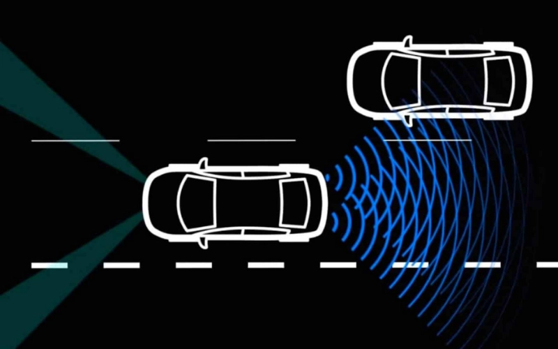 Cảnh báo điểm mù VinFast Limo Green hoạt động dựa trên cảm biến radar sóng ngắn gắn ở phía sau xe