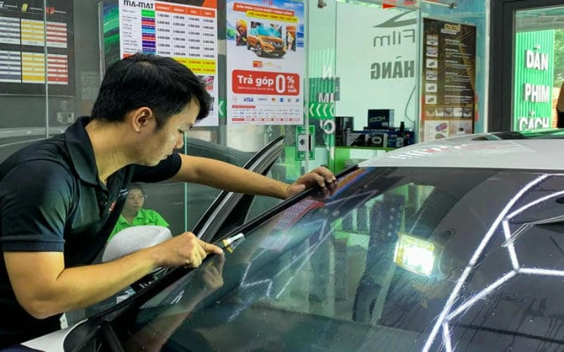 Dán phim cách nhiệt Limo Green là một trong những trang bị gần như không thể thiếu, đặc biệt với dòng xe chạy dịch vụ