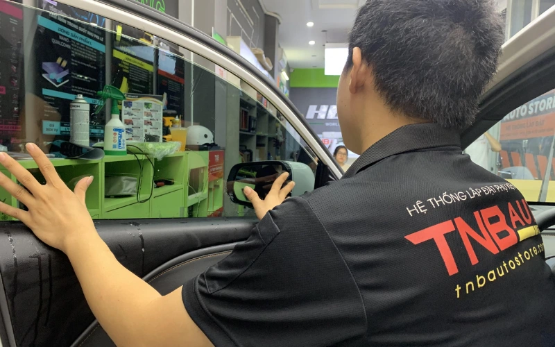 Dán phim cách nhiệt kính sườn cho xe VinFast Limo Green
