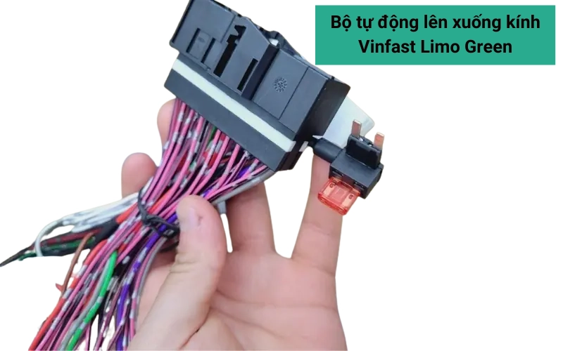 Jack cắm của bộ tự động lên xuống kính Vinfast Limo Green