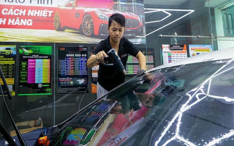 Theo Nghị định 100/2019/NĐ-CP ban hành ngày 30/12/2019 việc dán phim cách nhiệt cho ô tô không bị cấm