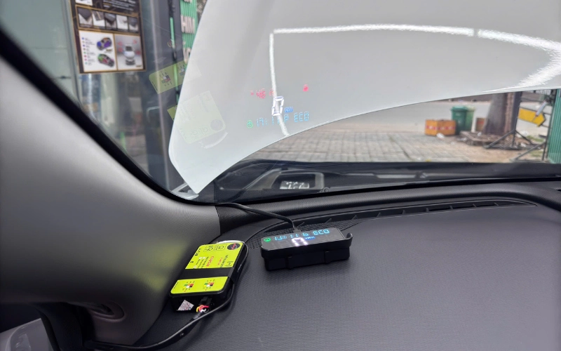 Lắp HUD kính lái VinFast Limo Green cắm jack zin đảm bảo không ảnh hưởng đến xe