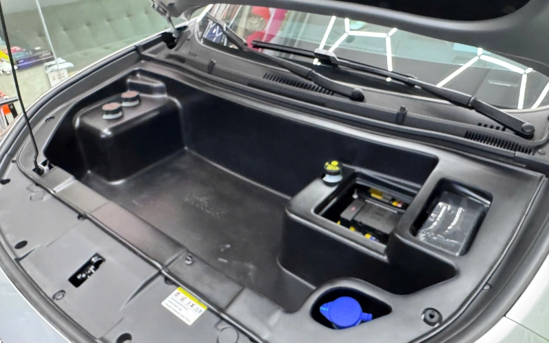 Cốp trước VinFast Limo Green được làm từ vật liệu Composite chống cháy lan, chịu lực tốt