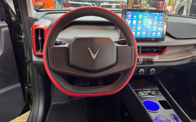 Bọc vô lăng VinFast Limo Green ưu tiên chất liệu da thật hoặc loại da cao cấp để đảm bảo độ bền