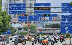 Hệ thống biển báo giao thông tại Việt Nam được chia thành bốn nhóm chính