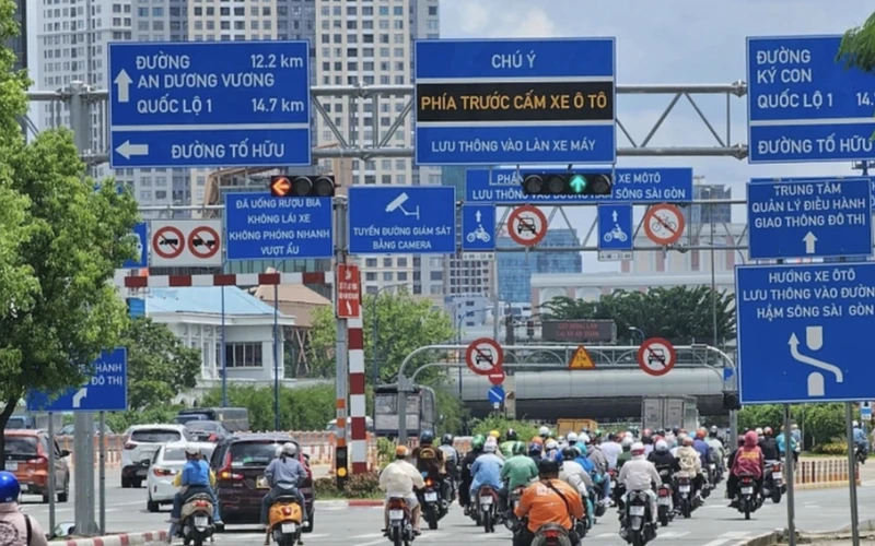 Hệ thống biển báo giao thông tại Việt Nam được chia thành bốn nhóm chính