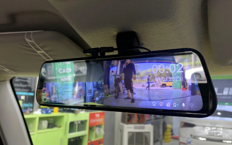 Hình ảnh ghi hình hiển thị trên màn hình của camera gương điện tử Limo Green 