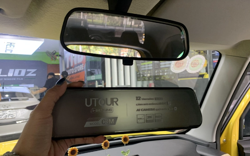 Camera gương điện tử là thiết bị thay thế hoàn toàn gương chiếu hậu nguyên bản tích hợp màn hình hiển thị đa năng