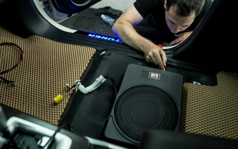 Độ sub điện (loa siêu trầm) cho Limo Green