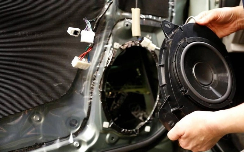 Bổ sung loa cánh sau giúp âm thanh lan tỏa khắp khoang xe Limo Green