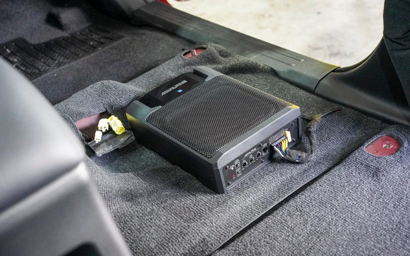 Quy trình lắp đặt loa sub điện cho VinFast Limo Green được thực hiện đúng kỹ thuật