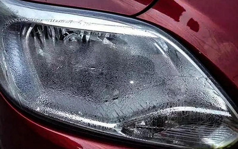 Hiện tượng đèn xe Limo Green bị hấp hơi nước xảy ra khi hơi ẩm từ môi trường bên ngoài lọt vào bên trong chóa đèn và ngưng tụ trên bề mặt kính