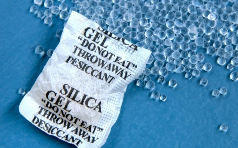 Dùng Gel Silic Dioxit để hút ẩm bên trong đèn Limo Green