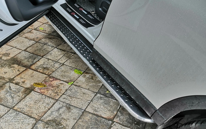 Bệ bước chân Limo Green chỉ có vai trò hỗ trợ lên xuống và trang trí ngoại thất, không làm thay đổi kết cấu xe