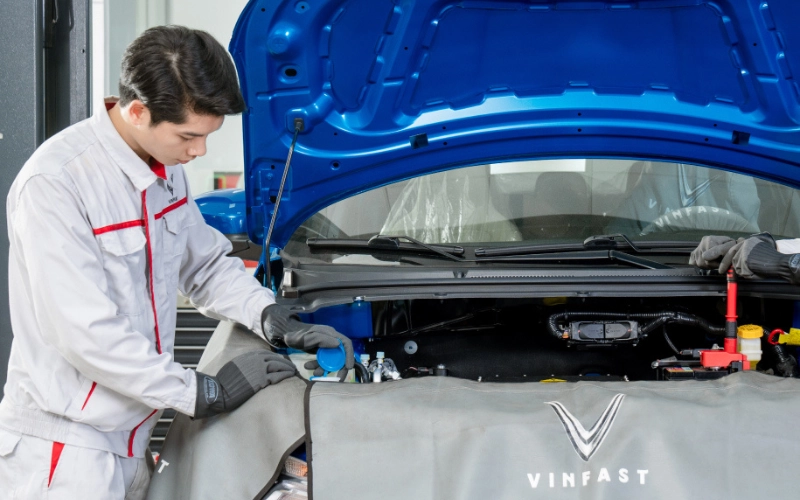 Theo chính sách bảo hành từ VinFast việc lắp thêm phụ kiện chỉ an toàn về mặt bảo hành nếu phụ kiện đó không tác động đến hệ thống điện, điện tử trọng yếu và được thực hiện theo đúng khuyến nghị kỹ thuật 