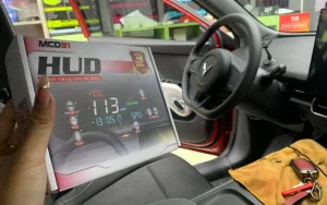 Màn hình HUD (Head-Up Display) là thiết bị phản chiếu thông tin vận hành lên kính lái