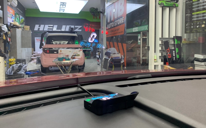 Màn hình HUD hiển thị đầy đủ các thông tin cơ bản như tốc độ, % pin của xe