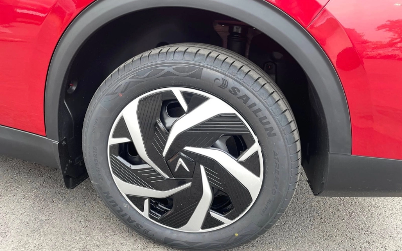 VinFast Limo Green ở phiên bản nguyên bản được trang bị mâm thép 18 inch đi kèm ốp mâm nhựa cơ bản