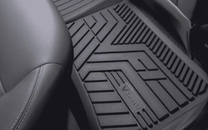 Top 4 loại thảm lót sàn xe VinFast Limo Green đáng mua 1 Thảm lót sàn cao su đúc cho Limo Green được đúc liền khối từ vật liệu cao su, ôm khít toàn bộ sàn xe