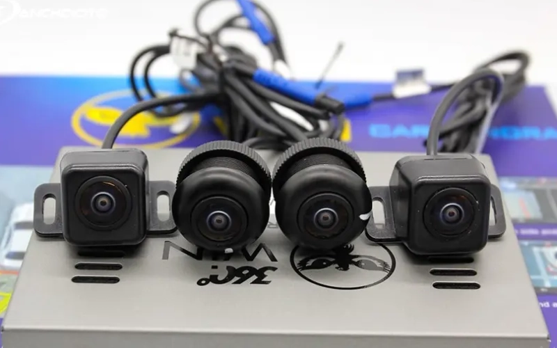 Camera 360 là một thiết bị camera giám sát hành trình hệ thống gồm 4 mắt camera được lắp đặt phía trước, sau và hai bên gương chiếu hậu