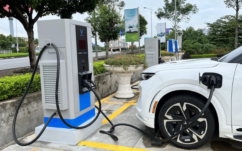 Pin trên VinFast Limo Green thuộc loại pin Lithium-ion, công nghệ phổ biến hiện nay trên các dòng xe điện hiện đại