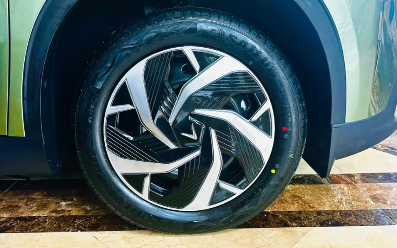 Xe điện Vinfast Limo Green nên độ mâm hay ốp mâm? 2 Ốp mâm VinFast Limo Green (còn gọi là ốp lazang) là một phụ kiện trang trí và bảo vệ được lắp bên ngoài mâm (lazang) của bánh xe