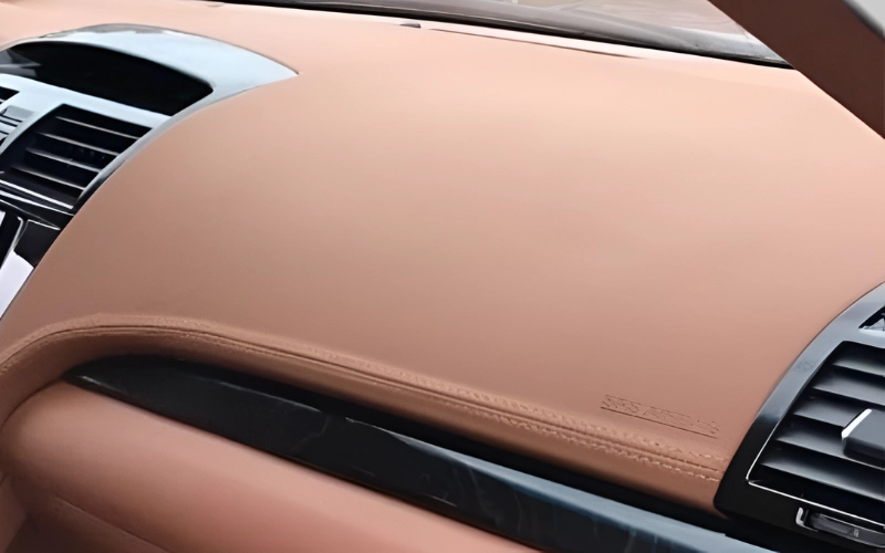 Bọc da taplo xe Vinfast Limo Green tạo cảm giác sang trọng đồng bộ với các chi tiết nội thất