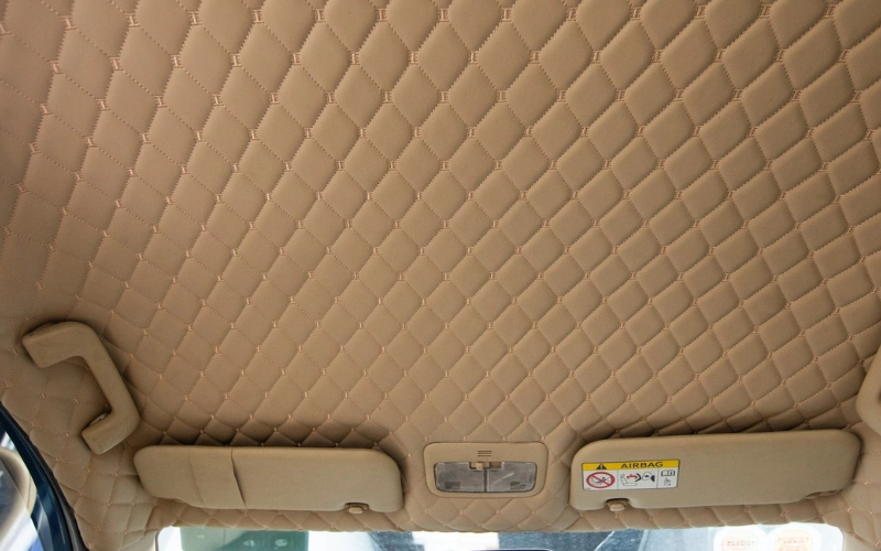 Bọc trần 5D/6D Limo Green nâng tầm không gian nội thất 10 Bọc trần 5D/6D cho xe VinFast Limo Green là thay thế lớp trần nỉ nguyên bản bằng vật liệu da PU cao cấp đi kèm lớp xốp tiêu âm bên trong