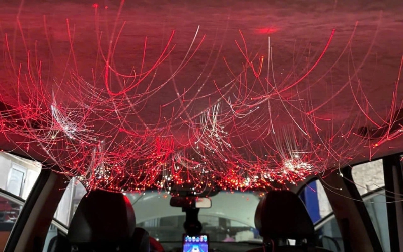 Bọc trần sao rơi cho xe VinFast Limo Green gồm ba phần chính là lớp nỉ hoặc da phủ trần, hệ thống sợi quang dẫn sáng và bộ đèn LED kèm module điều khiển