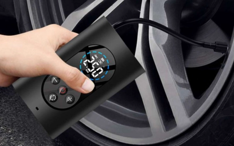 Bơm lốp mini Limo Green không dây cầm tay cao cấp 8 Bơm lốp mini Limo Green là thiết bị bơm hơi di động, hoạt động bằng pin sạc lithium cao cấp