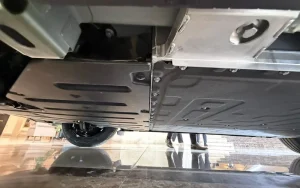 VinFast Limo Green là dòng xe điện MPV cỡ trung được thiết kế tối ưu cho đô thị Việt Nam, nổi bật với khoảng sáng gầm xe 170mm cùng kích thước tổng thể 4.740 × 1.872 × 1.728 mm