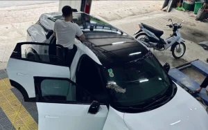 Dán nóc đen Limo Green đang được nhiều chủ xe ưa chuộng nhờ khả năng tăng tính thẩm mỹ và tạo điểm nhấn mạnh mẽ cho ngoại hình xe