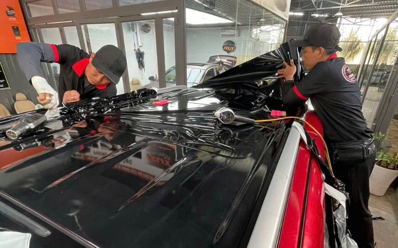 Những lưu ý quan trọng trước khi quyết định dán nóc đen cho xe