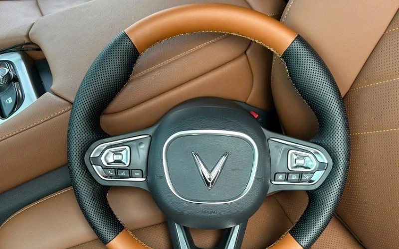 Việc khâu vô lăng Limo Green bằng chất liệu cao cấp mang lại sự thoải mái, tăng độ bền và giúp khoang lái trở nên tinh tế hơn