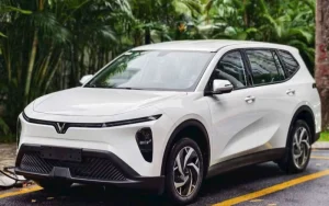 Nâng cấp tính năng tự động lên xuống kính cho xe Limo Green cho phép kính xe tự động đóng kín khi khóa cửa bằng remote và tự động hạ kính khi mở khóa, tùy theo cài đặt