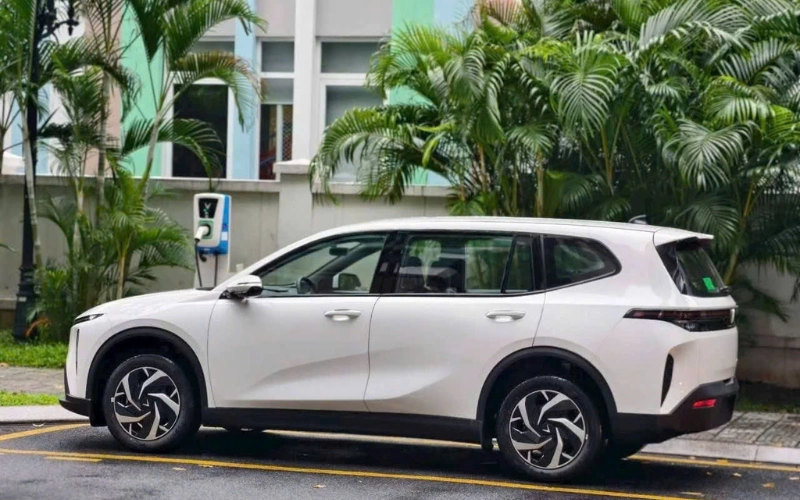 Những lưu ý cần biết khi lắp lên/xuống kính tự động xe Vinfast Limo Green 