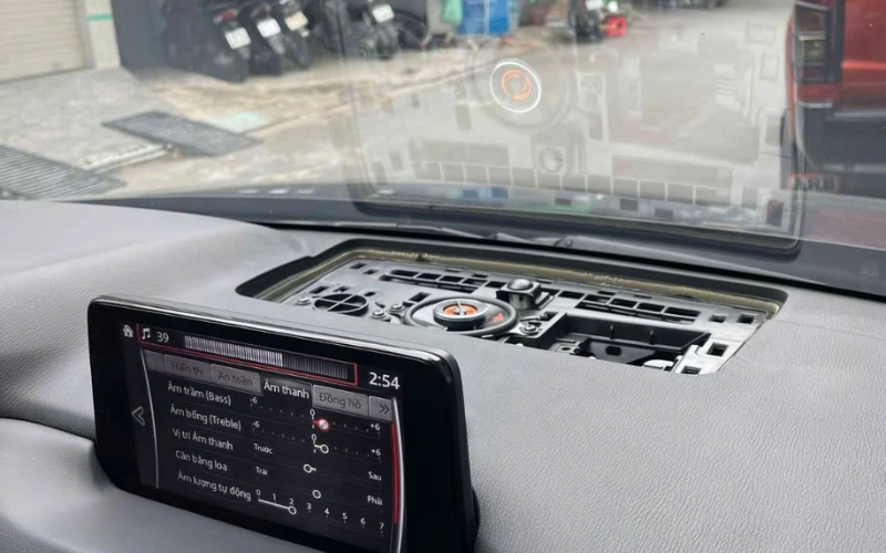 Loa trung tâm Limo Green nâng tầm chất lượng âm thanh 9 Loa trung tâm VinFast Limo Green giúp cân bằng âm thanh, tăng độ chi tiết và tạo cảm giác âm phát ra từ vị trí trung tâm nâng tầm trải nghiệm giải trí trong cabin