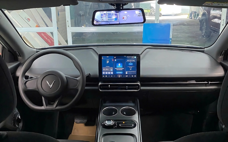 VinFast Limo Green được trang bị màn hình trung tâm kích thước 10,1 inch với giao diện cơ bản chủ yếu hỗ trợ Apple CarPlay và Android Auto