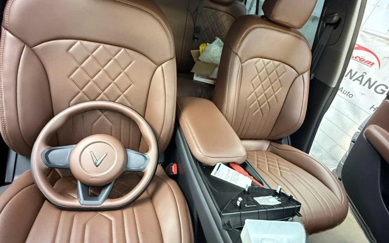 Bọc da ghế giúp xe Limo Green sạch sẽ hơn, dễ vệ sinh mang lại vẻ sang trọng, đồng thời tạo sự đồng bộ với các chi tiết nội thất