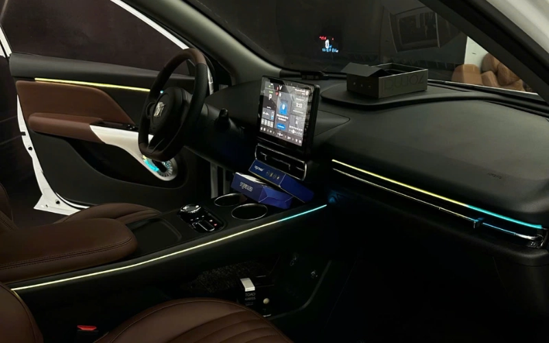 Không gian cabin xe Vinfast Limo Green sẽ sinh động và bắt mắt hơn khi được trang bị hệ thống đèn led nội thất
