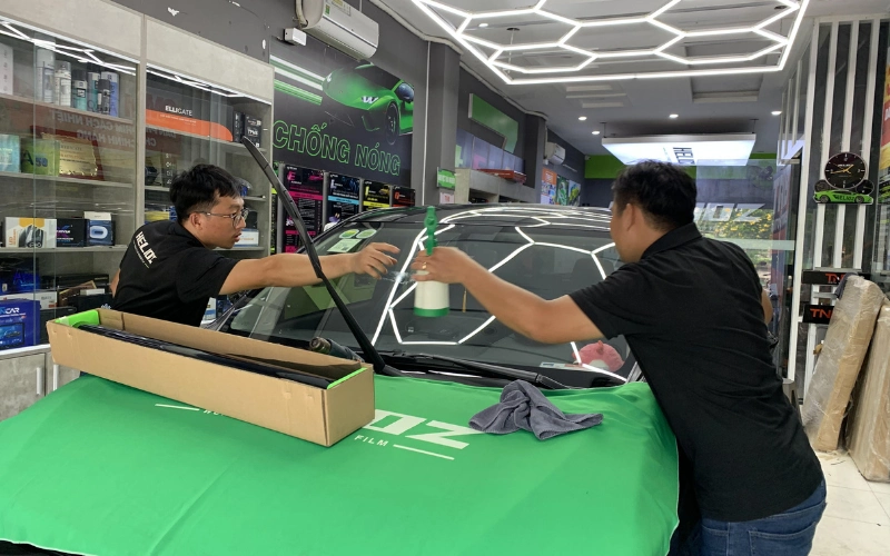 Phụ kiện xe Limo Green cần lắp khi vừa nhận? 24 Dán phim cách nhiệt chống nóng cho xe Limo Green là phụ kiện cần thiết nên nâng cấp ngay khi vừa nhận xe