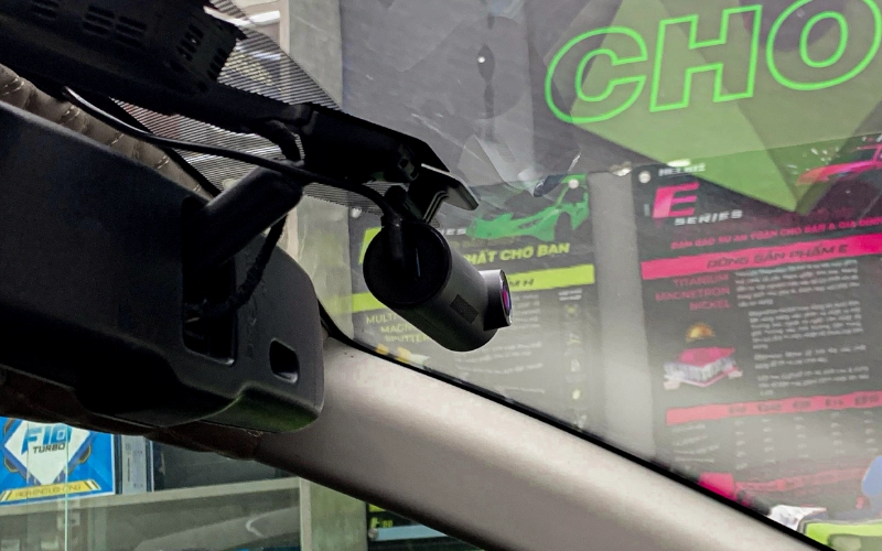 Phụ kiện xe Limo Green cần lắp khi vừa nhận? 27 Camera hành trình là phụ kiện không thể thiếu trên xe VinFast Limo Green dù xe phục vụ mục đích kinh doanh hay sử dụng cho gia đình