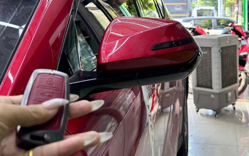 Phụ kiện xe Limo Green cần lắp khi vừa nhận? 26 Gập gương điện Vinfast Limo Green đóng/mở bằng nút bấm tiện lợi